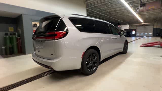 2026 Chrysler Pacifica Select AWD