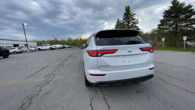 2022 Mitsubishi Outlander ES
