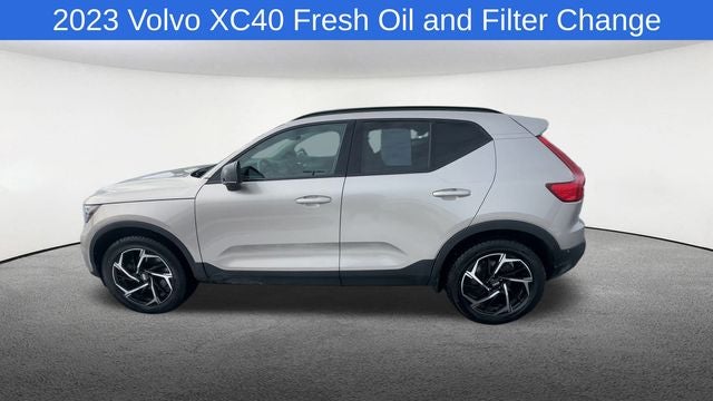 2023 Volvo XC40 B5 Plus Dark Theme